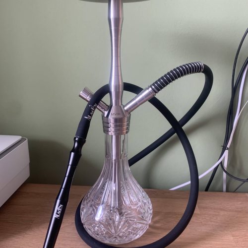 Moderne Wasserpfeife mit Glasbasis und Metallaufsatz.