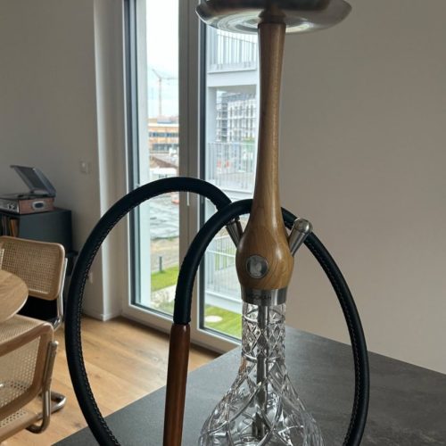 Shisha mit Glasbasis, Holzstange und Silikonschlauch, ideal für Raucherlebnisse.