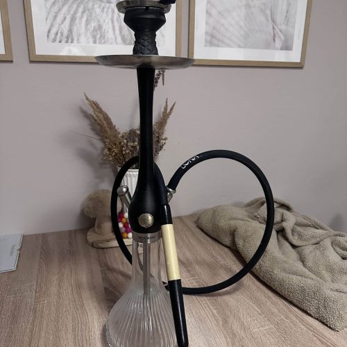 Schwarze Shisha mit Glasbowl auf Holztisch, Nahaufnahme.