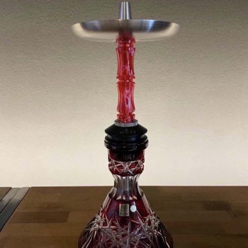 Dekorative Shisha mit rotem Glas und Metallaufsatz.