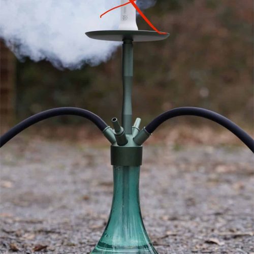 Rauchende Wasserpfeife mit E-Zigarette auf einer Outdoor-Umgebung, ideal für Shisha-Liebhaber, rauch.