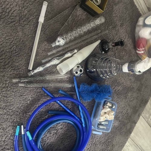 Zubehör für Shisha, inklusive Schlauch, Kohlezange, Dichtung und mehr.