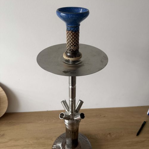 Blaue Glasbowl auf metallischer Shisha-Halterung, Nahaufnahme.