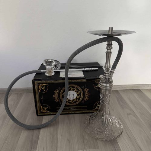 Silberne Shisha mit Glasbowl und schwarzem Zubehör auf Kiste.