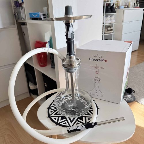 Shisha mit Glasbowl, Silikonschlauch und Metallzubehör.