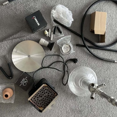 Verschiedene Teile für Shisha, inklusive Glas, Schlauch, Dichtungen und Kohlehalter.