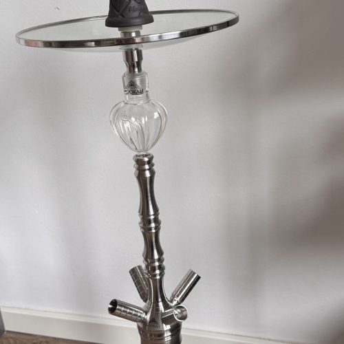 Shisha mit Glasbasis und Metallaufsatz, ideal für Raucher und Sammler.