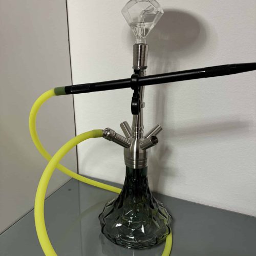 Shisha mit Glasbasis, Silikonschlauch und Metallstück, ideal für Raucherlebnisse.
