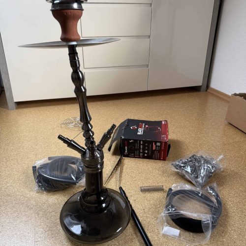Schwarzer Shisha-Kopf mit Zubehör und Ersatzteilen.