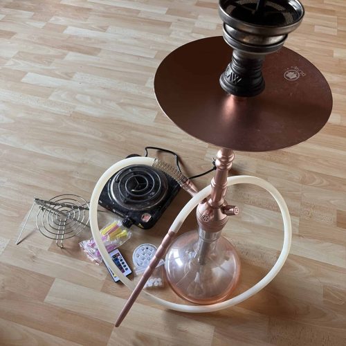 Rauch-Hookah auf Holzboden mit Zubehör, inklusive Kohle und Tabak.