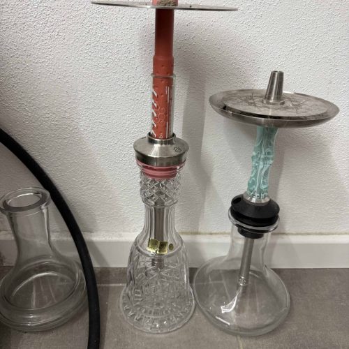 Shisha- und Wasserpfeifen-Set mit mehreren Teilen, inklusive Glas- und Metallkomponenten.