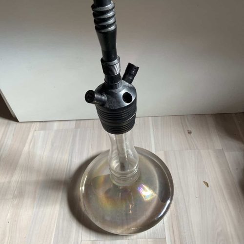 Shisha-Kopf mit Glasbowl auf Holztisch, ideal für Wasserpfeifen-Liebhaber.