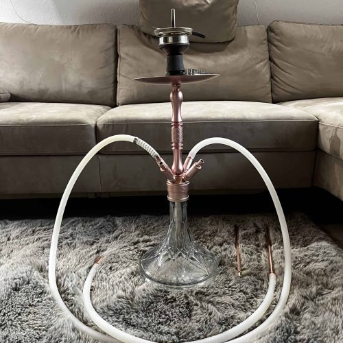 Moderne Shisha mit Glasbowl und Metallaufsatz auf Teppich.