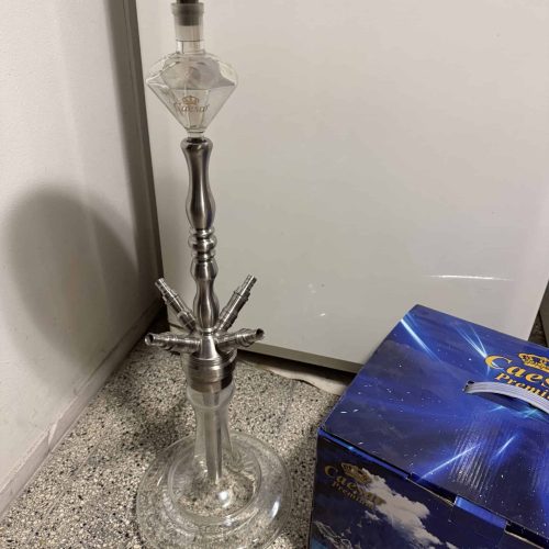 Hochwertige Shisha mit Glasbowl und Metallstamm.