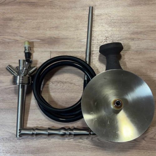 Raucherset für Shisha mit Metallkopf, Schlauch und Zubehör, auf Holzboden liegend.