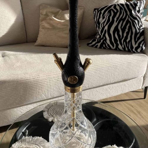 Raucherhaken aus schwarzem Material mit Glasbowl, goldenen Details und Zubehör. Perfekt für Shisha-L.
