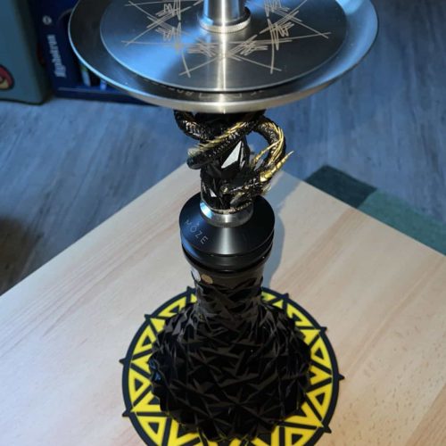Shisha mit schwarzem Glas und silberner Kopfplatte, ideal für Wasserpfeifenliebhaber.