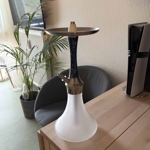 Shisha-Kopf auf einem Tisch, bereit für den Gebrauch, in einem modernen Raum.