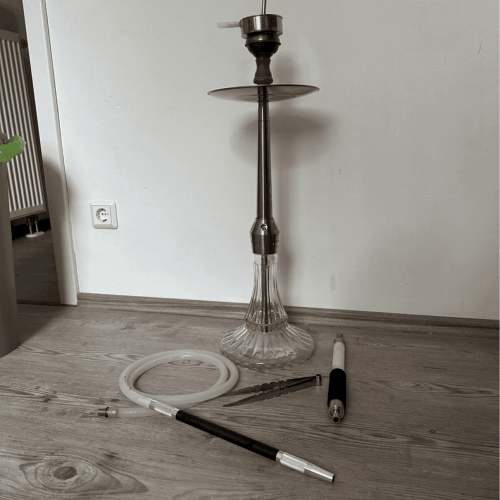 Rauchsäule mit Shisha-Glas, Schlauch und Zubehör zum Verkauf.