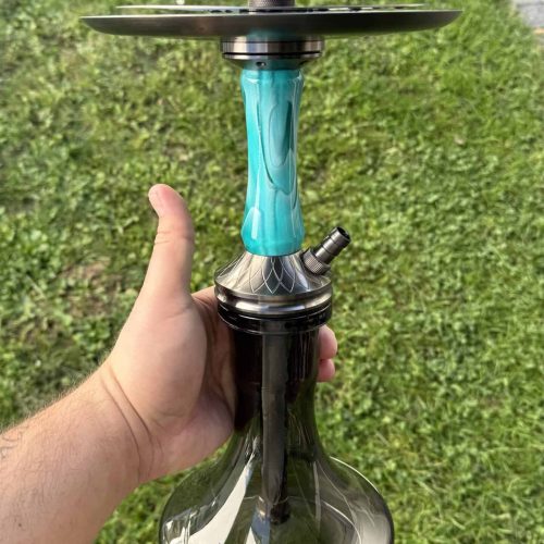 Shisha mit blauer Glasbowl, Metall- und Kunststoffteilen, im Freien.