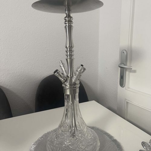 Elegante Shisha mit silbernem Metallständer auf Tisch.