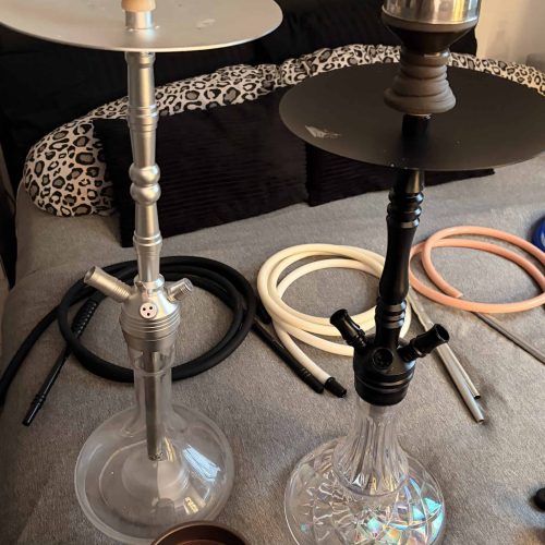 Zwei Shisha-Hookahs mit Glasbowl und Silikonschläuchen.