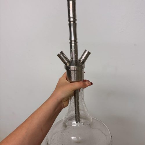 Transparente Glasbowl mit Metallaufsatz für Shisha, handgehalten.