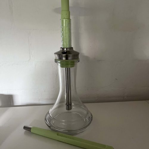 Rauch-Hookah mit Glasbasis, grünem Metallrohr und Zubehör, ideal für Shisha-Liebhaber.