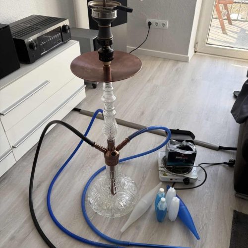 Wasserpfeife mit Glasbasis, Schlauch und Tabakkopf, ideal für Shisha-Liebhaber.