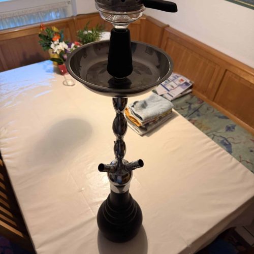 Shisha-Kopf mit Glasbowl auf einem Tisch, Innenraum.