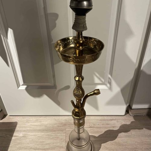 Shisha mit goldenen und silbernen Elementen, stehendes Modell.