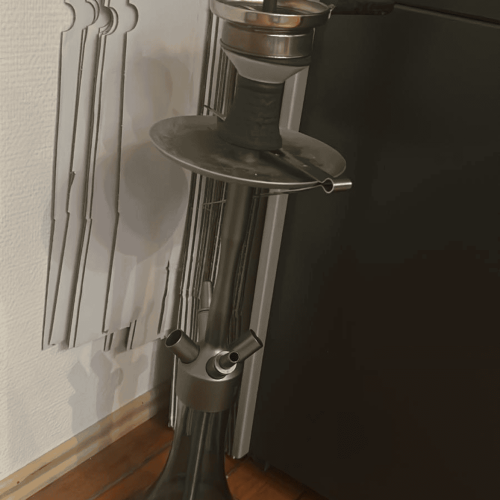 Rauchsäule mit Glasaufsatz, ideal für Shisha-Liebhaber, in dunkler Farbe, auf Holzboden neben Kühlsc.