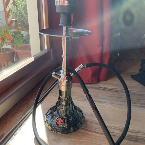 Shisha mit Glasbase, Silikonschlauch und Kopf, ideal für Genuss und Entspannung.