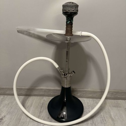 Moderne Shisha mit Zubehör auf Boden, weißer Hintergrund.