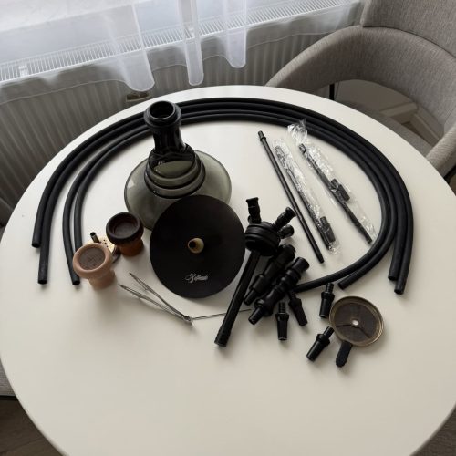 Verschiedene Shisha-Teile und Zubehör auf einem Tisch.