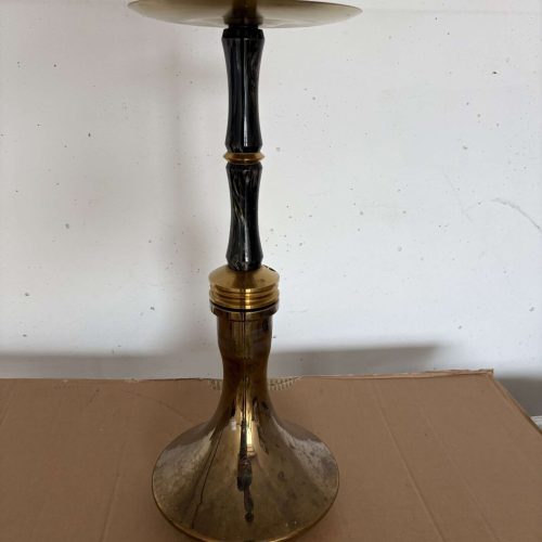 Shisha-Halter aus schwarzem Metall mit goldenen Akzenten und Ablagefläche, ideal für den Gebrauch od.