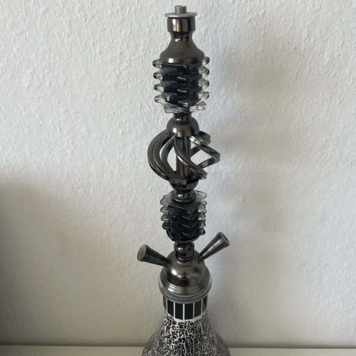 Shisha-Glasbowl mit Metallaufsatz und Schlauchanschluss.