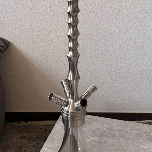 Stilvolle Shisha mit Metallhals und Glasbowl, ideal für Raucherlebnisse.