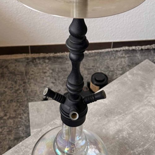 Shisha-Halter mit Glasbowl und Metallplatte, schwarzer Stand.