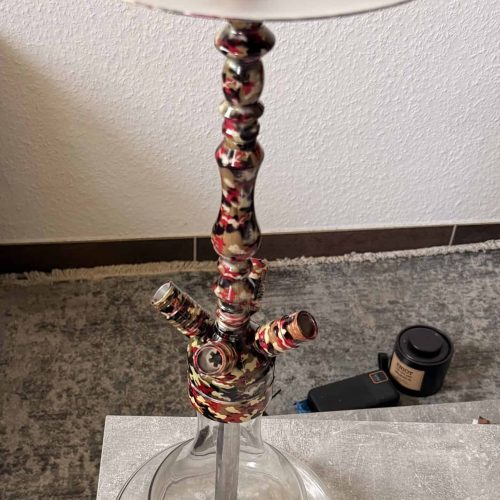 Shisha-Tabak mit Glasbowl auf einem Tisch.