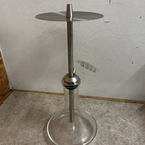Moderner Schreibtisch mit Glasbasis, Metallplatte und verstellbarem Ständer.