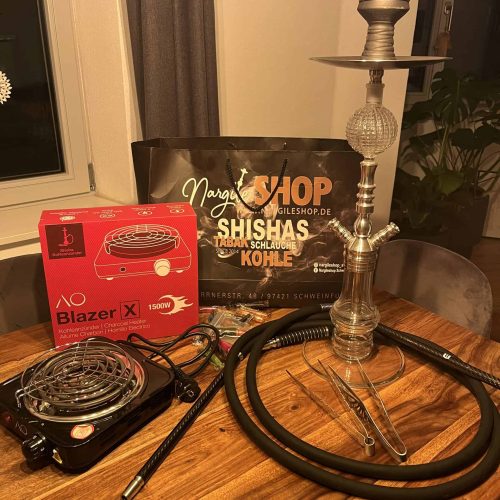 Shisha mit Glas- und Metallteilen, Heizgerät und Zubehör.