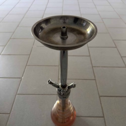 Metall-Glasbowl für Shisha, auf Boden stehend.