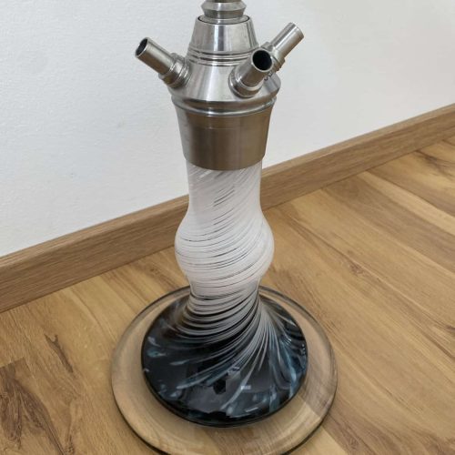 Moderne Shisha mit Metall- und Glasbowl auf Holztisch.