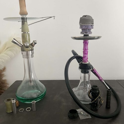 Wasserpfeife mit Glasbowl, Schlauch und Zubehör, ideal für Shisha-Liebhaber.
