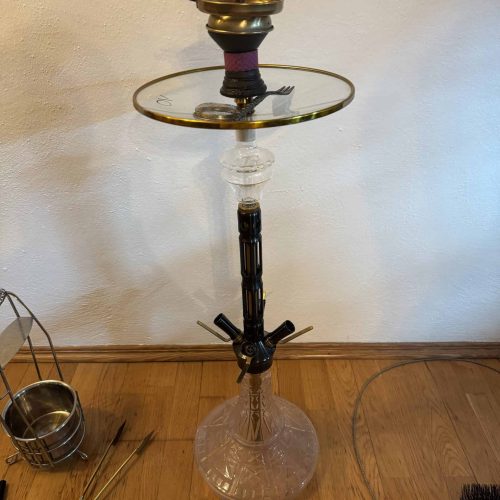 Rauch-Hookah mit Glasbasis, Metall- und Glasbestandteilen, inklusive Zubehör.