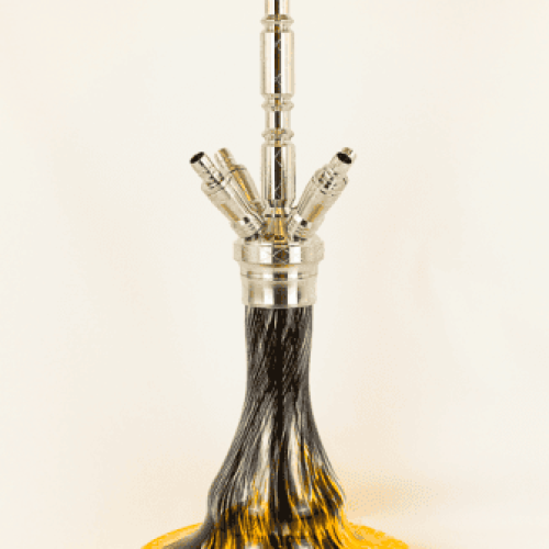 Hochwertige Shisha mit schwarzem und gelbem Glas, ideal für Genuss und Entspannung.