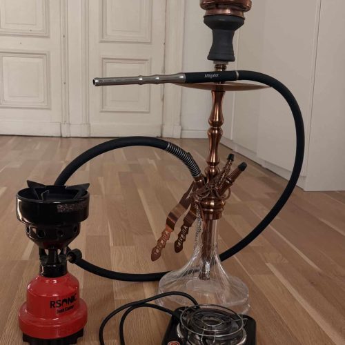 Rauchsäule mit Shisha, Kohleanzünder und Zubehör für Wasserpfeife.