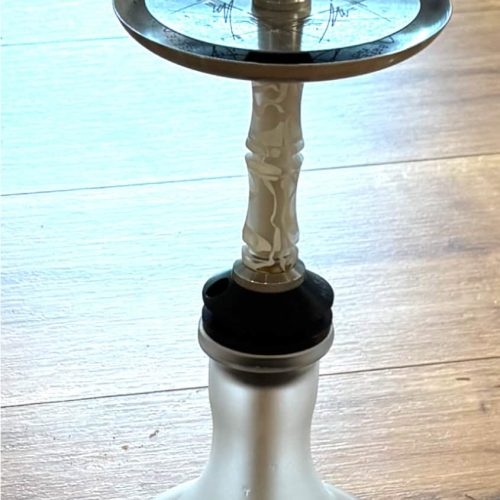 Shisha Rauchsäule mit Glasaufsatz auf Holzboden.