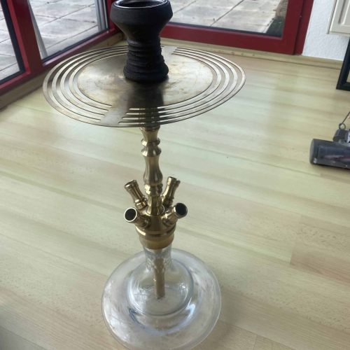 Rauchsäule mit Glasbasis und Metallaufsatz, ideal für Shisha- oder Rauch-Events.